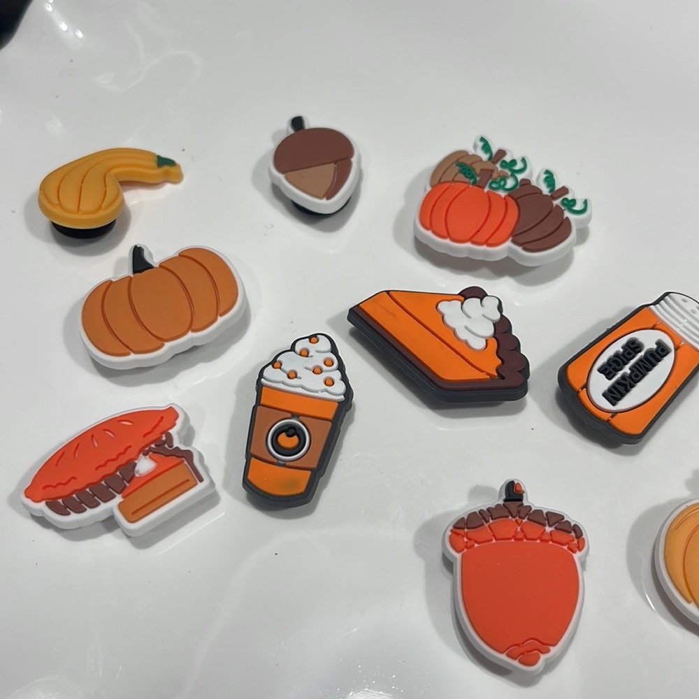 CROCS CHARMS JIBBITS 10 PIECE PUMPKIN SPICE HOLIDAY SET - Picture 3 of 5